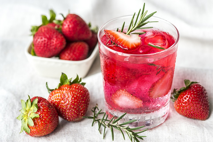 Eau détox à la fraise et au romarin