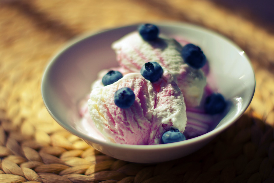 Glace à la myrtille sans sorbetière