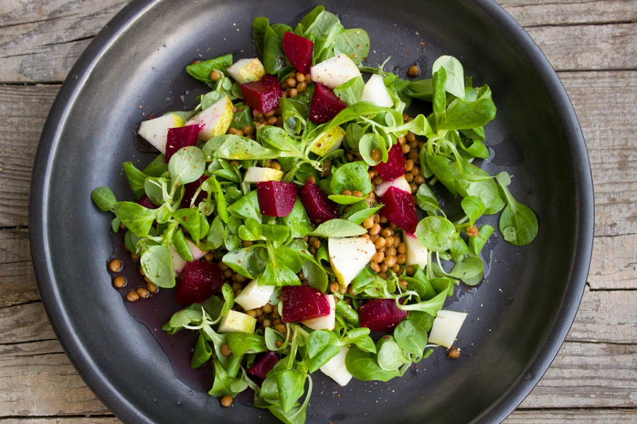 Salade de mâche aux lentilles, poires et betteraves