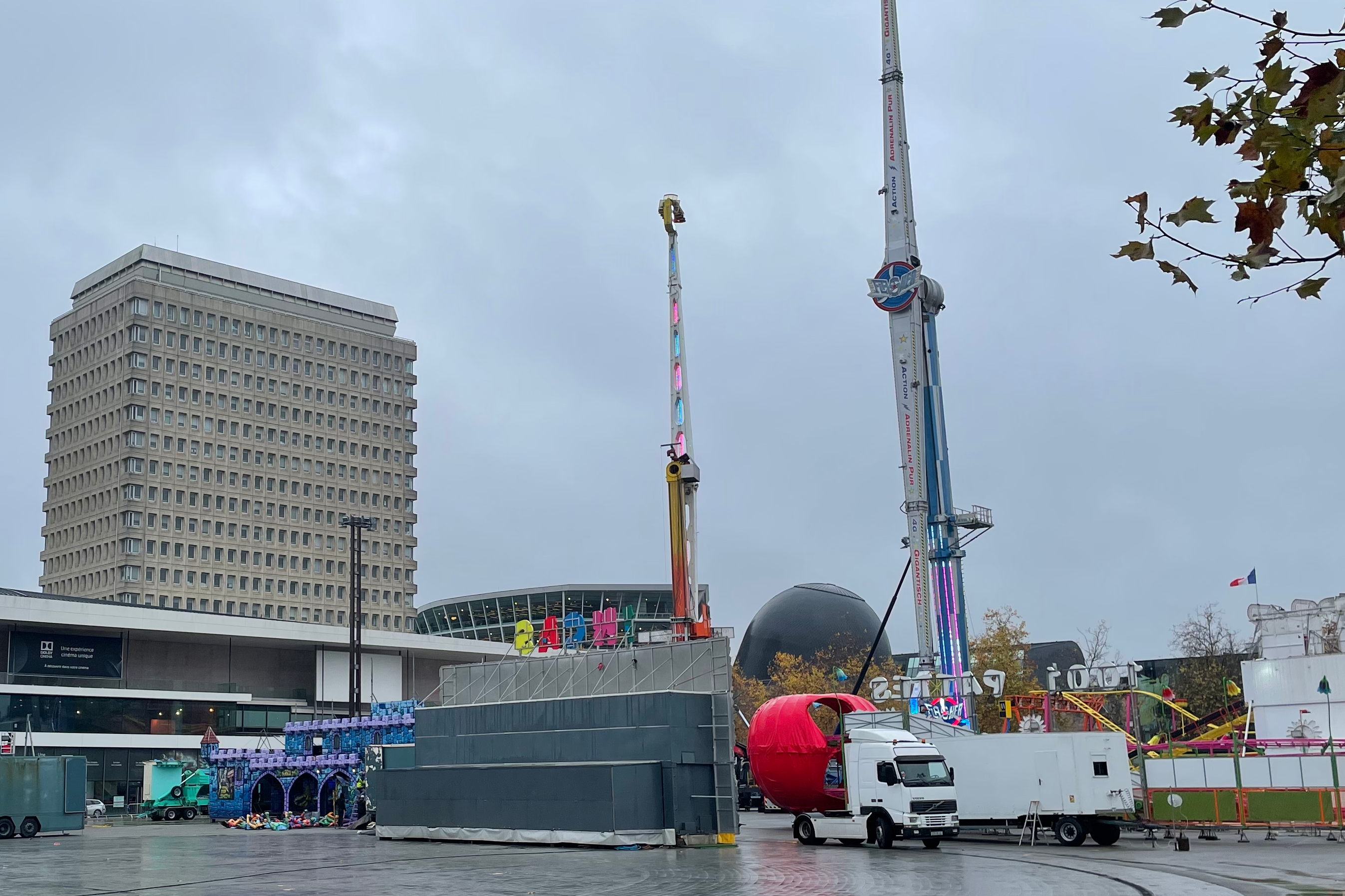 La fête foraine en cours d'installation sur l'esplanade Charles de Gaulle