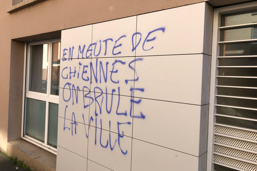 La rue de Dinan porte les traces du passage des manifestants de l'ultra-gauche rennaise